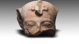 Pedaço de esfinge de faraó  — Foto: Ministry of Tourism and Antiquities/Reprodução/Facebook