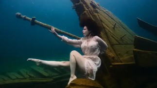 Sessão de fotos feita a 6,40 metros de profundidade no navio naufragado W.L. Wetmore  — Foto: Guinness World Records