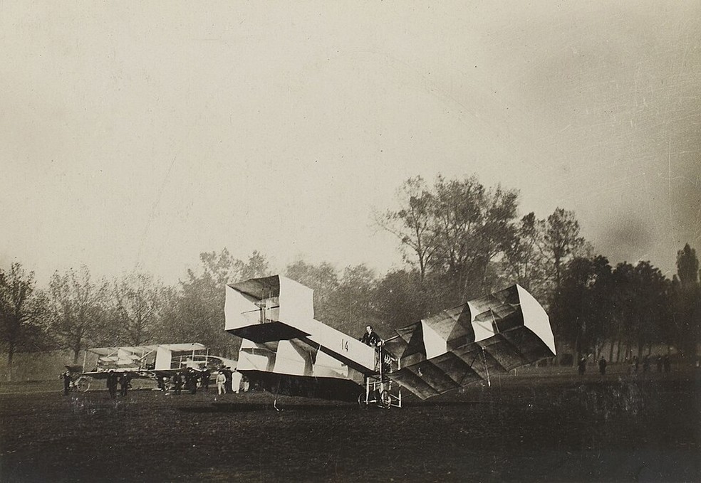 14 bis, avião de Santos Dumont, fotografado em dezembro de 1906 — Foto: Wikimedia Commons