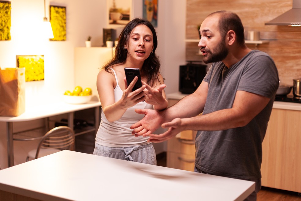 Embora um relacionamento de alta qualidade realmente aumente a felicidade geral, os dados confirmam que se contentar com um romance insatisfatório acarreta um custo psicológico muito maior do que simplesmente aceitar a solteirice — Foto: Magnific