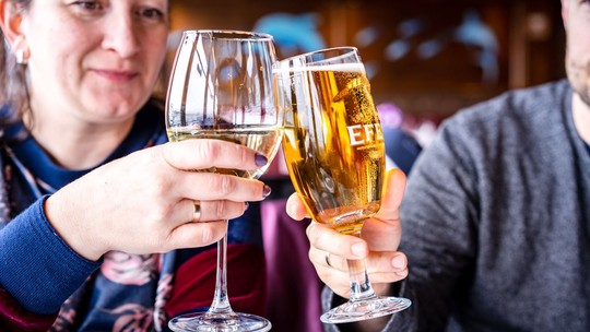 Como as cervejas e os vinhos sem álcool são produzidos?