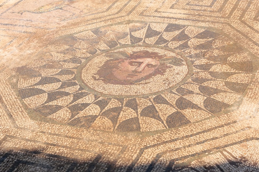 Motivo central do mosaico é a cabeça de Medusa emoldurada por um medalhão octogonal — Foto: Ayuntamiento de Mérida 