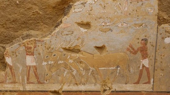 Tumba decorada de 4,3 mil anos surpreende pesquisadores no Egito