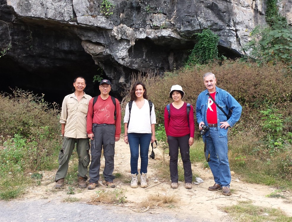 Pesquisadores durante visita a assentamento no sul da China — Foto: Divulgação