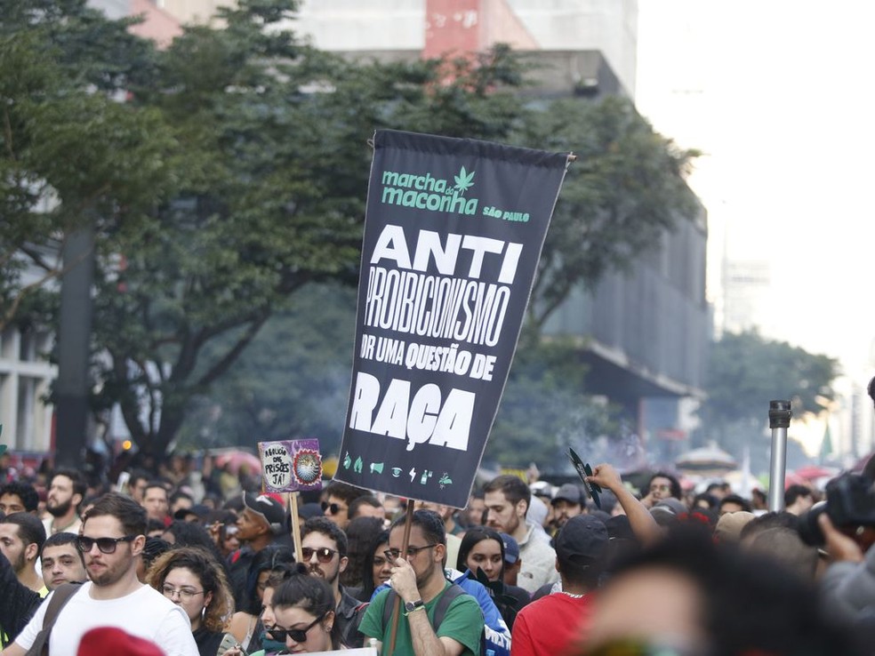15ª edição da Marcha da Maconha São Paulo na Avenida Paulista - Tema “Antiproibicionismo por uma questão de classe – Reparação por necessidade”. — Foto: Paulo Pinto/Agência Brasil
