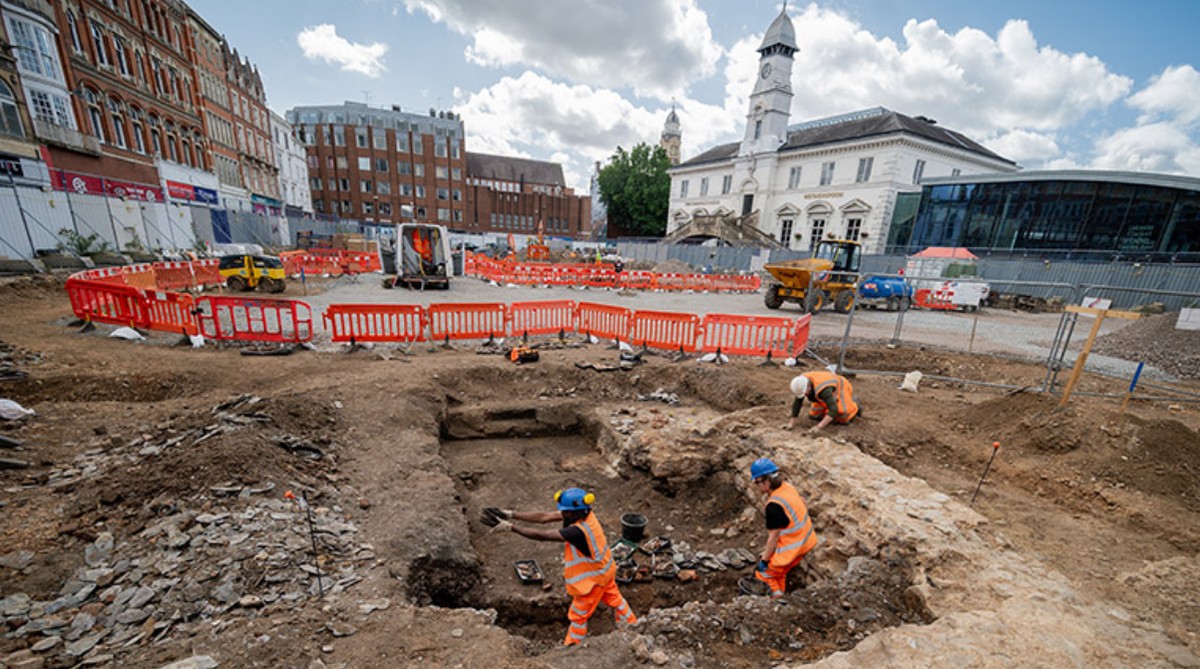 Tumba romana de 2 mil anos estava embaixo de praça de mercado na Inglaterra