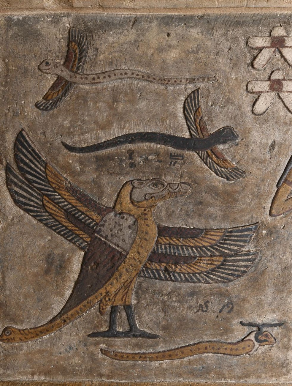 Imagens de uma dos relevos que representam animais misticos — Foto: Ahmed Emam, Ministério do Turismo e Antiguidades