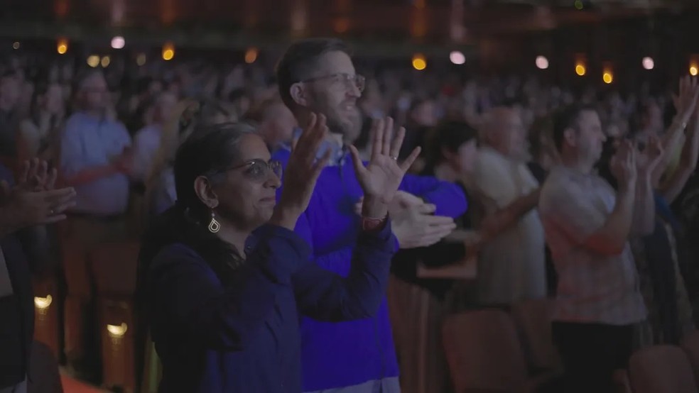 Público testa a SoundShirt na Ópera Lírica de Chicago — Foto: Ópera Lírica de Chicago