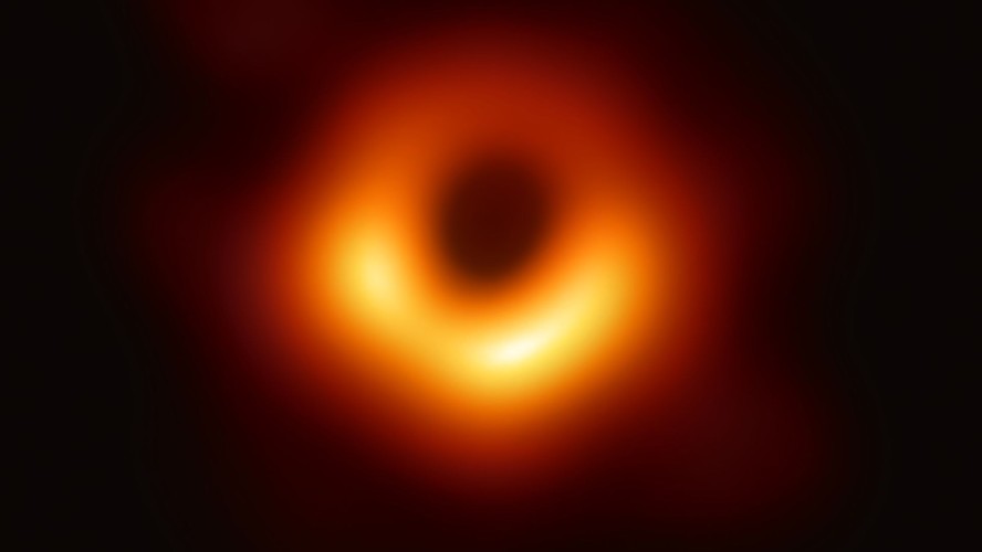 O buraco negro supermassivo no centro da galáxia elíptica supergigante Messier 87