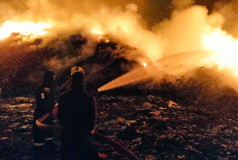 Incêndio na montanha de lixo resultou em uma espessa camada de fumaça sobre a cidade indiana de Kochi — Foto: Southern Naval Command/@IN_HQSNC/Reprodução/Twitter