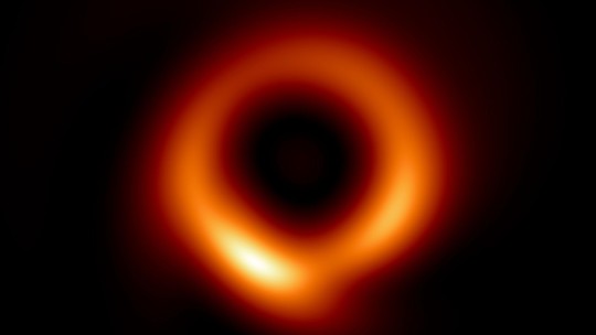 Buraco negro revelado em 2019 está girando — e comprova teoria de Einstein