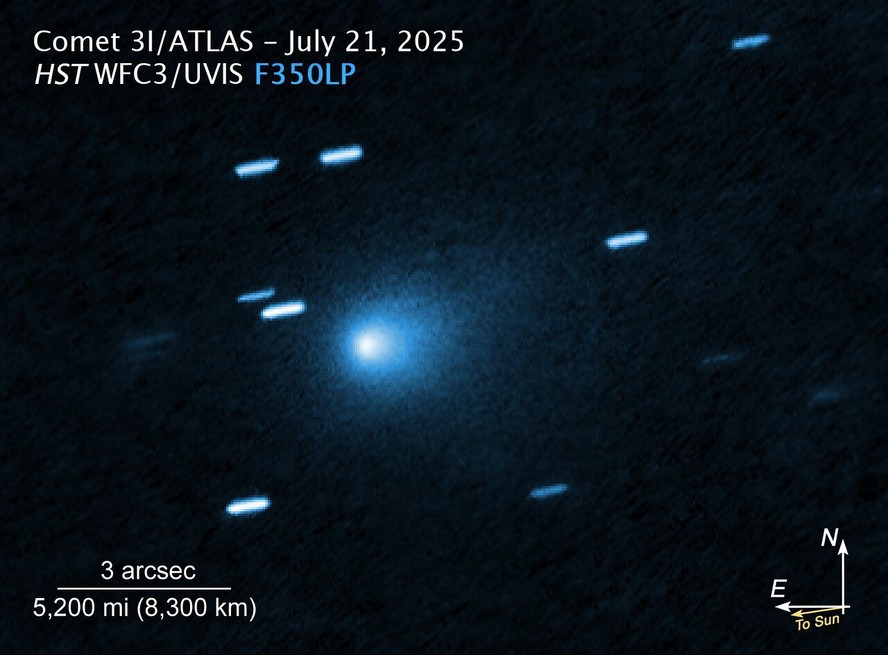 imagem do cometa interestelar 3i/atlas com anotações a respeito de sua barra de escala é indicada em segundos de arco e orientação da imagem no céu