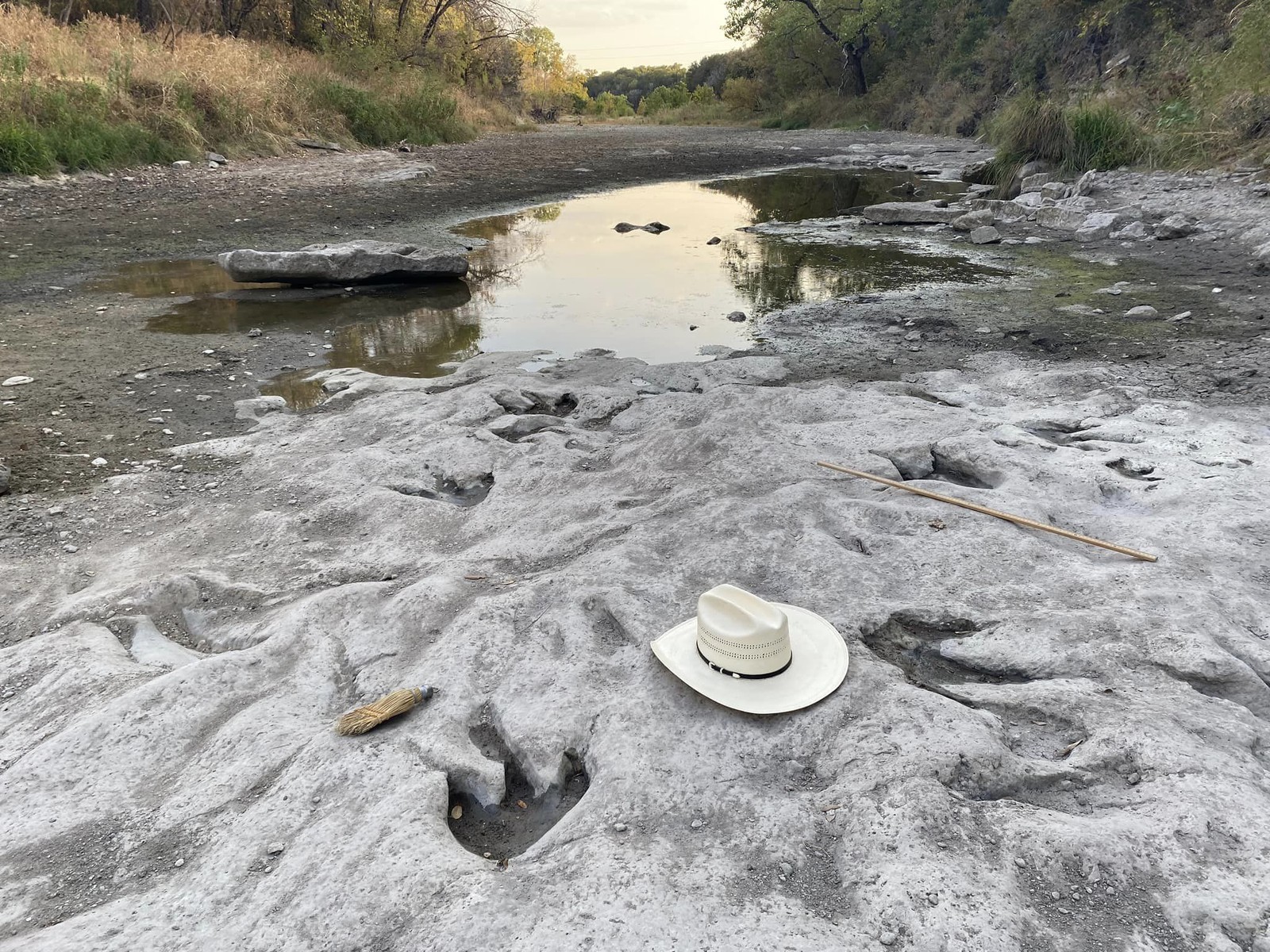Rio Paluxy, no Texas, revela fósseis de dinossauros após seca — Foto: Dinosaur Valley State Park - Friends/Facebook/Reprodução