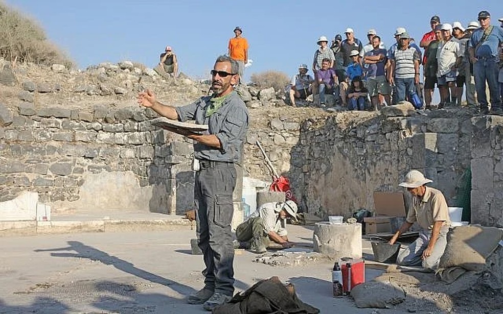O arqueólogo Michael Eisenberg, diretor de escavações do Projeto de Escavação Hippos-Sussita, no Parque Nacional Sussita, verão de 2019 — Foto: Universidade de Haifa