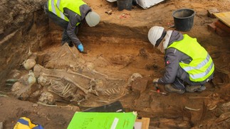A antropóloga Sabina (à direita) e a arqueobotânica Sara (à esquerda) coletando amostras para análise posterior — Foto: In Terra Veritas/Divulgação