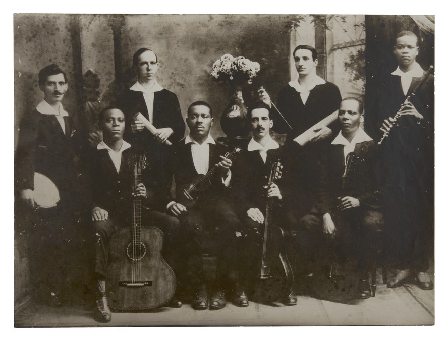 Os Oito Batutas, da esquerda para a direita: Jacó Palmieri, Donga, José Alves, Nelson Alves, Raul Palmieri, Luís de Oliveira, China e Pixinguinha, 1919