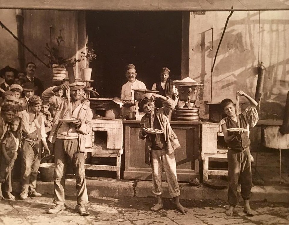 Foto mostra barraca onde o macarrão era produzido — Foto: Wikimedia Commons