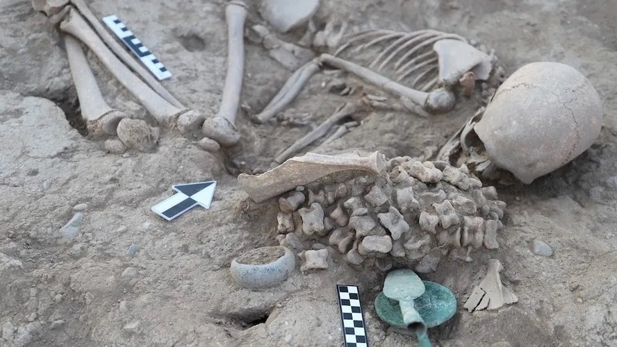 Restos mortais de adolescente rodeada por fragmentos de ossos de animais descobertos no Cazaquistão