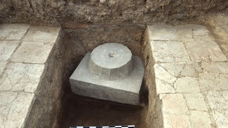 Uma base de coluna inacabada encontrada sob um dos andares do palácio Adad-nirari III — Foto: Penn Museum