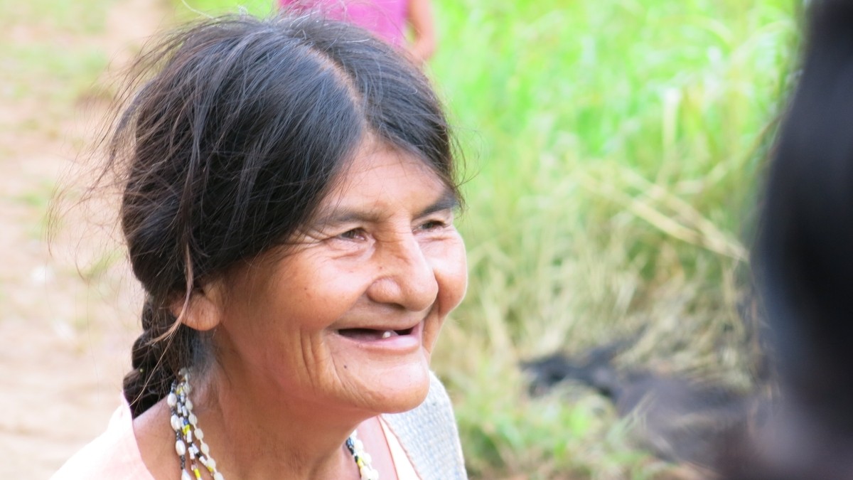Comunidade indígena na floresta amazônica boliviana, com atividades de caça e pesca ao ar livre