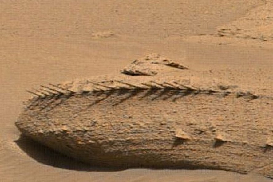 Formação rochosa semelhante a espinha de peixe na cratera Gale em Marte