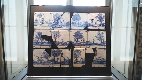 Antes de morrer, homem devolve azulejos do séc. 17 a museu