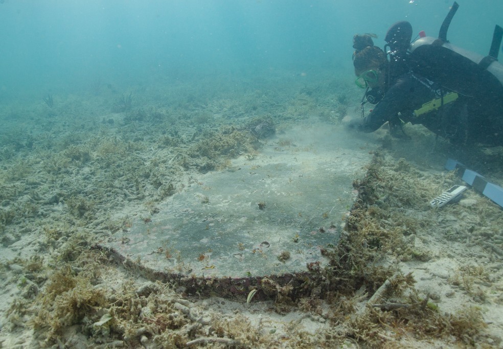 Túmulo submerso de um soldado que morreu enquanto trabalhava em Fort Jefferson — Foto: C. Sproul / Serviço Nacional de Parques