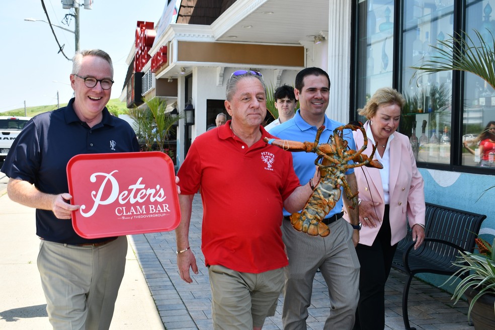 A lagosta foi solta no dia 15 de junho, data em que se comemora o dia dos pais nos Estados Unidos — Foto: Peter's Clam Bar via Facebook