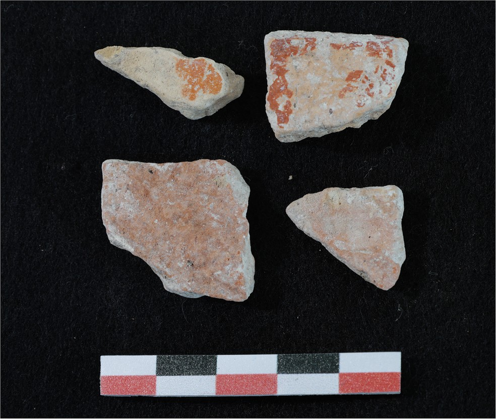 Fragmentos desgastados do patolli encontrados pelos pesquisadores — Foto: Julien Hiquet e Rémi Méreuze