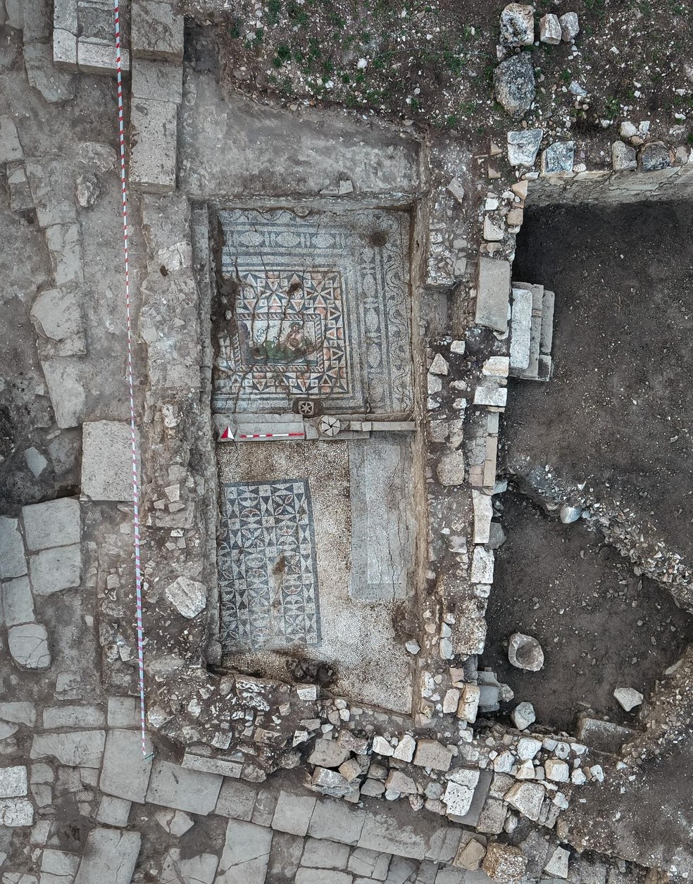 Arqueólogos acreditam que local onde o mosaico foi encontrado pode ter sido uma piscina — Foto: Ministério da Cultura e Turismo da Turquia