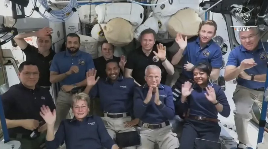 Membros da tripulação Axiom Mission 2 e Expedição 69 se juntam para uma cerimônia de despedida em 29 de maio de 2023