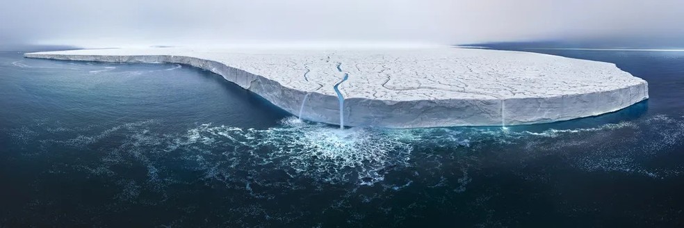 Na geleira Bråsvellbreen, parte da calota polar de Austfonna, em Svalbard, Noruega, o derretimento precoce e as poderosas cachoeiras são sinais das mudanças climáticas — Foto: Thomas Vijayan