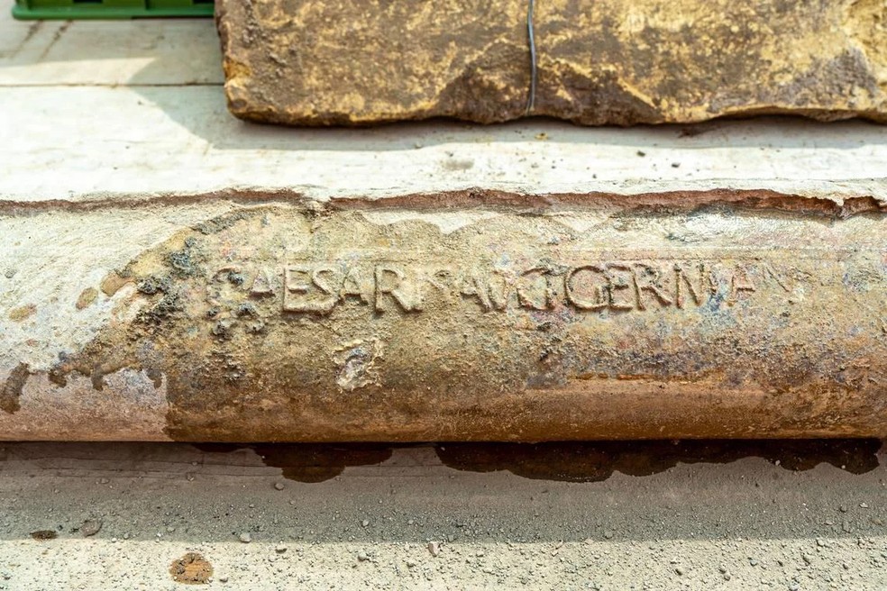 Cano de água com o nome oficial do imperador Calígula inscrito: C(ai) Cæsaris Aug(usti) Germanici. — Foto: Ministério da Cultura Italiano