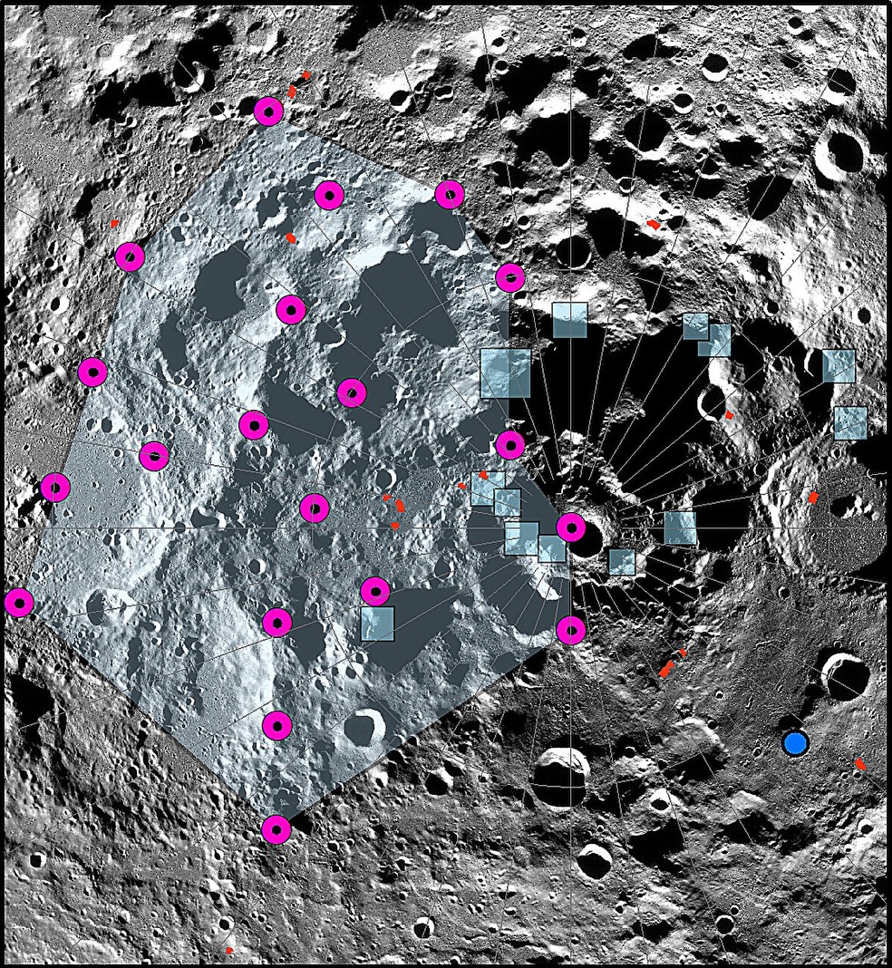 Epicentro de um dos terremotos lunares mais fortes registrados pelo Experimento Sísmico Passivo Apollo na região polar sul lunar. Possíveis localizações do tremor estão representadas nos pontos magenta e polígono azul claro. As caixas azuis mostram as localizações das regiões de pouso propostas para a Artemis 3 — Foto: NASA/LRO/LROC/ASU/Smithsonian Institution
