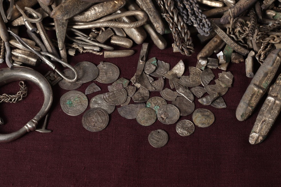 O tesouro contém moedas árabes e anglo-saxônicas, e testemunha estreitas ligações com a Europa e regiões muito a leste durante a Era Viking — Foto: Museus do Norte da Jutlândia