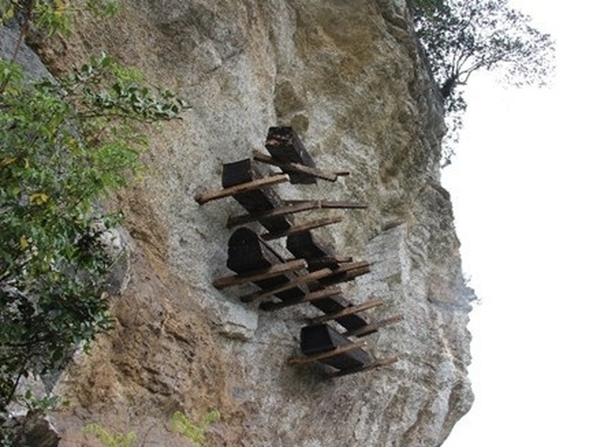 Estudo encontra parentes de enterrados em caixões suspensos milenares na China