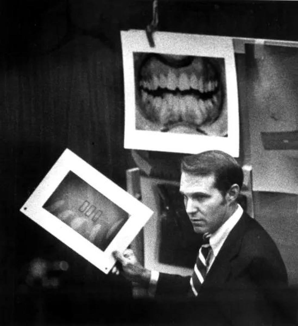 Odontologista Richard Souviron explica evidência de marca de mordida no julgamento do caso Chi Omega (Foto: Arquivos do estado da Flórida) — Foto: Galileu