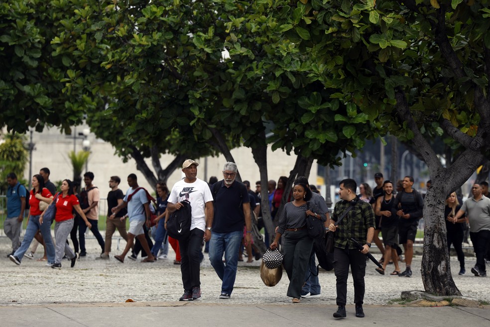 Durante operação policia contra o Comando Vermelho, trabalhadores andam pelas ruas da cidade após serem liberados mais cedo do trabalho pela situação de violência — Foto: Fernando Frazão/Agência Brasil