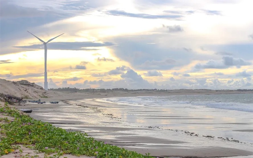 Turbina eólica sobre duna na costa cearense