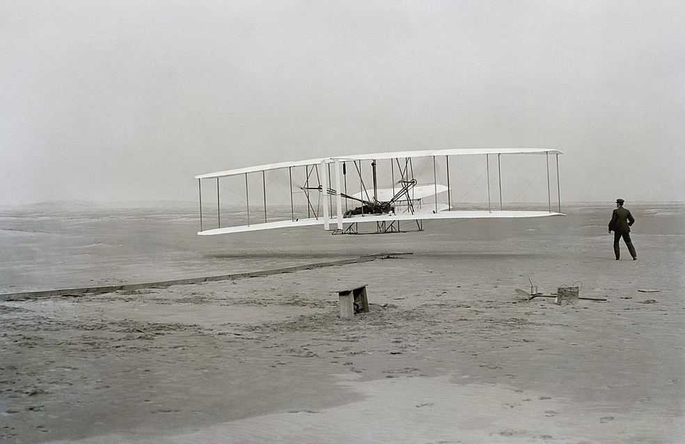 Imagem do primeiro voo do Flyer, em 17 de dezembro de 1903, nos EUA — Foto: wikimedia commons