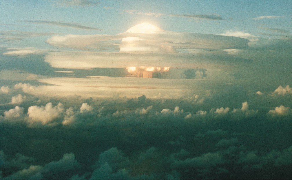 Detonação da bomba de hidrogênio Ivy Mike, dos Estados Unidos, em 31 de outubro de 1952. Primeiro teste de uma arma termonuclear, experimento foi feito no Atol Enewetak, no Oceano Pacífico — Foto: Governo Federal dos Estados Unidos