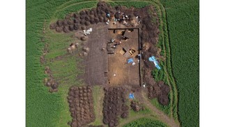 Sítio arqueológico de Němčice, datado da Idade do Ferro, no norte dos Alpes — Foto: Čižmář et al