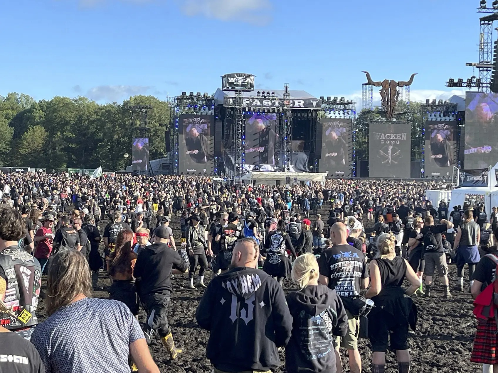 Público no Wacken Open Air durante show de heavy metal