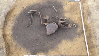 Sepultamento encontrado dentro do assentamento — Foto: State Office for Monument Preservation and Archaeology Saxony-Anhalt, Juliane Huthmann