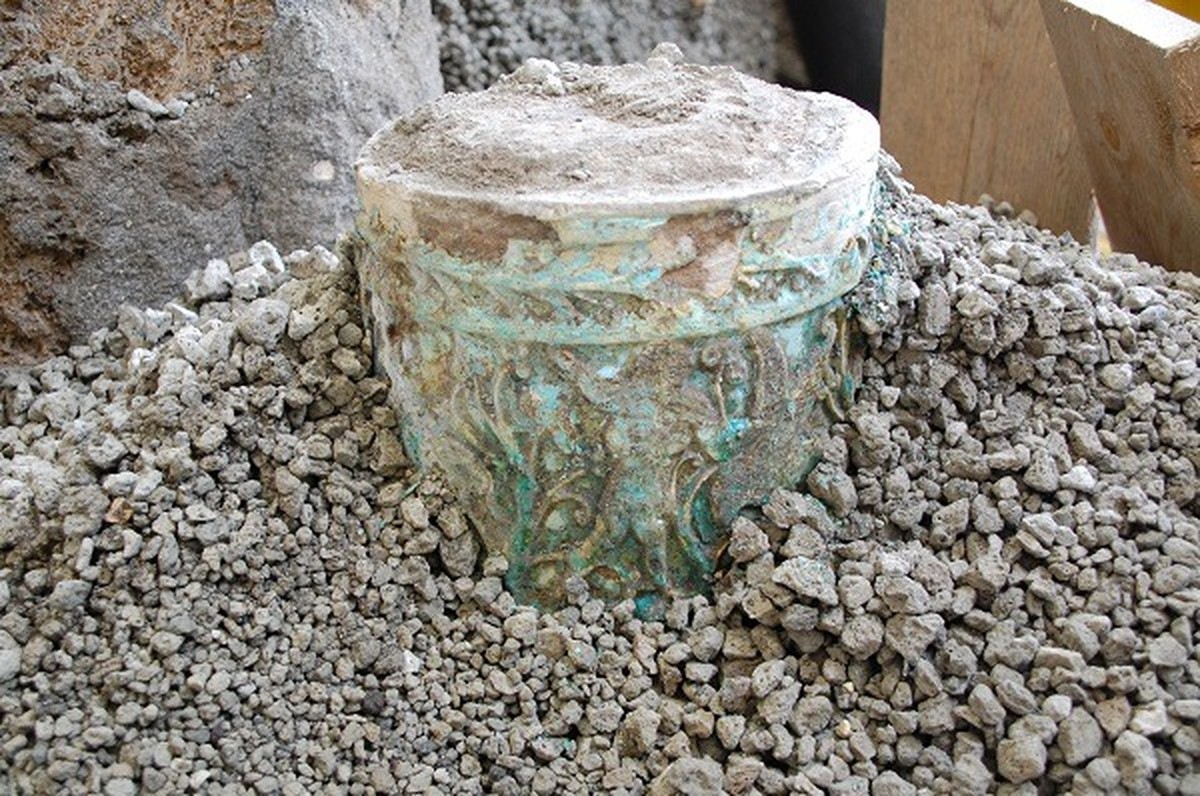 Vaso egípcio é encontrado em antigo "fast food" romano em Pompeia