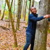 Ativista de Gana abraça mais de mil árvores em uma hora e bate recorde