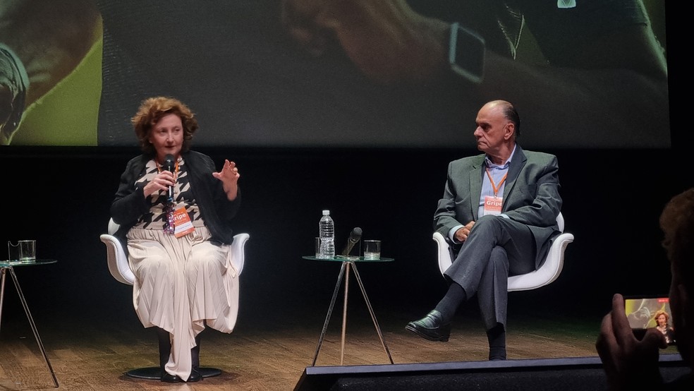 A pneumologista Margareth Dalcolmo e o cardiologista Mucio Tavares durante evento sobre vacinação em São Paulo — Foto: Sarah Macedo