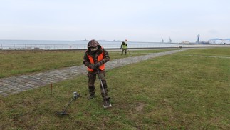 Equipe de soldados, engenheiros e aqueólogos realizando o projeto de limpeza em Westerplatte. — Foto: Museu da Segunda Guerra Mundial