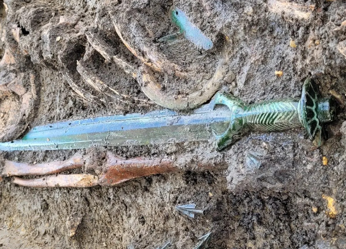 espada-de-3-mil-anos-encontrada-em-bom-estado-na-alemanha