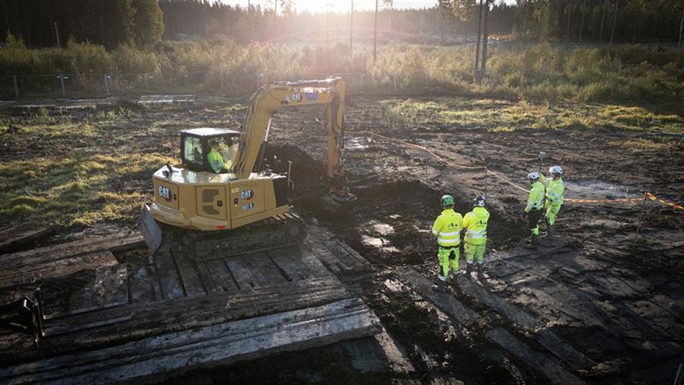 A área úmida é investigada em pequenos poços para evitar a intrusão de água — Foto: Ministério do Meio Ambiente